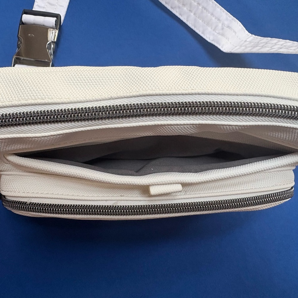 Lug White Hitch Sling/Belt Bag. In Great condition! Perfect for summer! - Picture 4 of 8